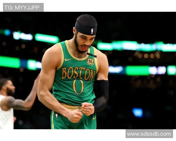 塔图姆赛场细节动作引发热议 球迷热议其场上表现与非言语信号 塔图姆赛场细节动作引发热议 球迷热议其场上表现与非言语信号