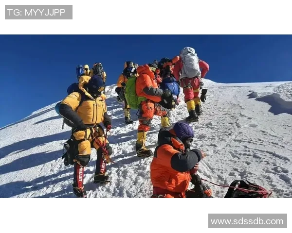 中国登山队成功开辟喜马拉雅新线路全员登顶创造历史壮举