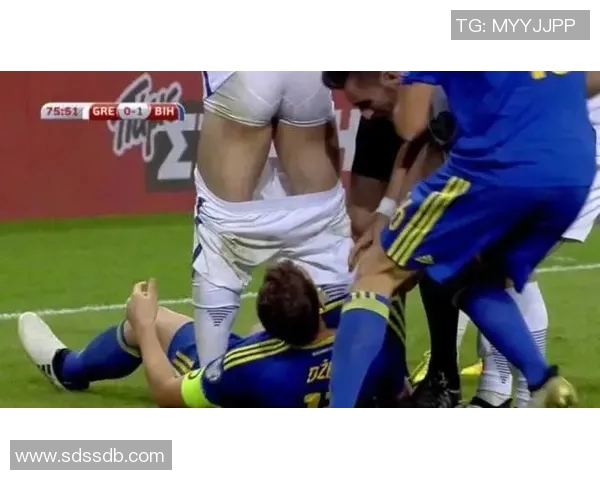 红牌罚下瞬间球员怒火中烧 镜头定格愤怒表情让人心惊 红牌罚下瞬间球员怒火中烧 镜头定格愤怒表情让人心惊